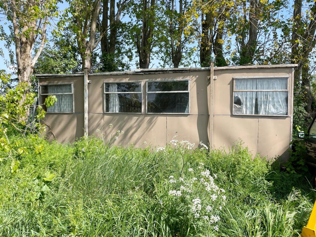 Lot: 14 - AN IDYLLIC SITE INCLUDING FISHING LAKE/DUCK FLIGHT POND ADJACENT TO THE LITTLE STOUR RIVER -